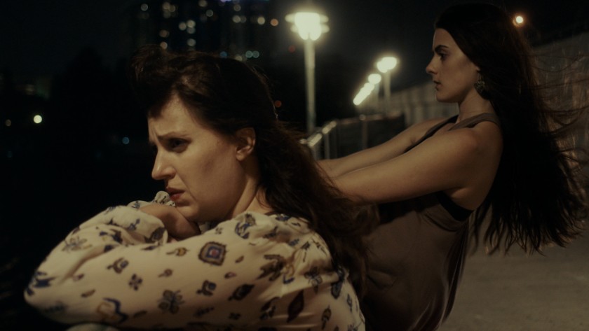 Actresses Sophie Reid and Allison Tolman together in a bridge at night on set La Barracuda
