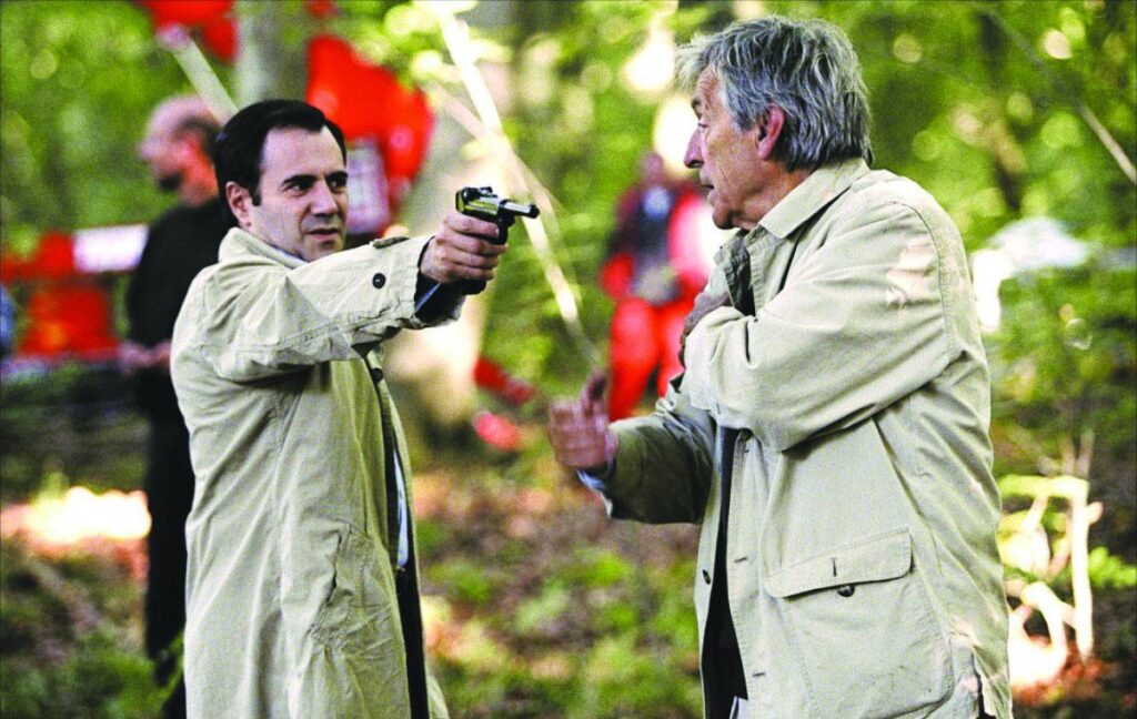 José Garcia and director Costa-Gavras discussing a scene.